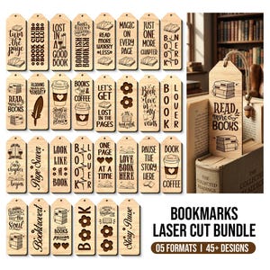 Puede incluir: Taza de cerámica blanca con asa negra y la frase "But First, Coffee" en negro. La taza se muestra sobre un fondo borroso, sugiriendo un ambiente acogedor.