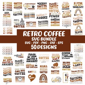 Puede incluir: Un conjunto de 50 diseños SVG retro con temática de café. Los diseños incluyen frases como "Coffee Vibes", "Iced Coffee Please" y "Coffee Addict". La paleta de colores incluye marrón, blanco y negro.