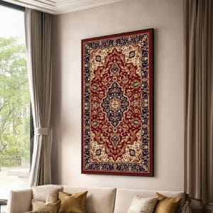 Peut inclure: Un tapis rectangulaire encadré avec un motif persan traditionnel. Le tapis présente un médaillon central bleu marine et crème, entouré d'un champ rouge avec des motifs floraux complexes. La bordure est bleu marine avec des accents dorés.
