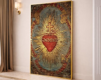Può includere: Stampa incorniciata con un design stilizzato del Sacro Cuore. L'opera presenta un cuore rosso con una corona di spine, una croce e raggi dorati su sfondo blu. La cornice è dorata.