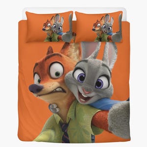 Pu&ograve; includere: Set di biancheria da letto arancione con i personaggi dei cartoni animati Nick Wilde e Judy Hopps di Zootopia. Il set include un copripiumino e due federe con i personaggi in posa selfie.