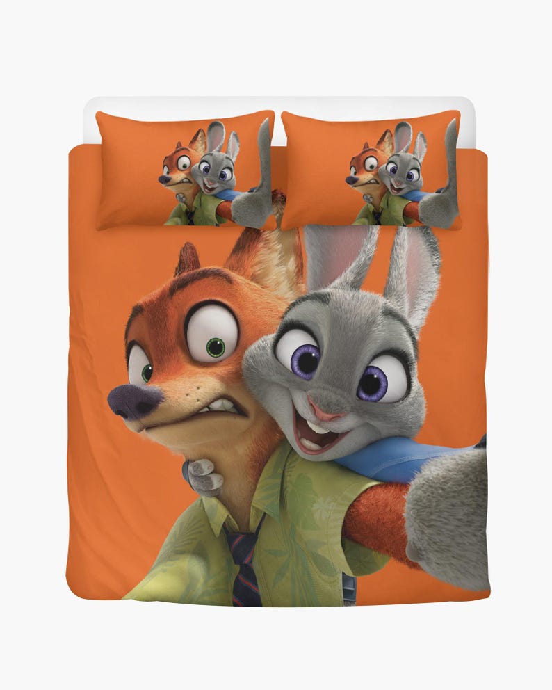 Pu&ograve; includere: Set di biancheria da letto arancione con i personaggi dei cartoni animati Nick Wilde e Judy Hopps di Zootopia. Il set include un copripiumino e due federe con i personaggi in posa selfie.