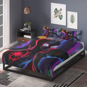Pu&ograve; includere: Un set di biancheria da letto a tema Spider-Man in nero e rosso. Il copripiumino e le federe presentano una grafica di Spider-Man con un simbolo di ragno rosso. La biancheria da letto ha uno sfondo nero con accenti rossi, blu e viola. Il telaio del letto &egrave; nero.