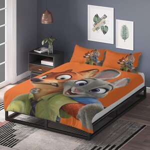Pu&ograve; includere: Set di biancheria da letto arancione con i personaggi dei cartoni animati Nick Wilde e Judy Hopps di Zootropolis. Il set include un copripiumino e due federe, tutti con un design a cartoni animati. Il telaio del letto &egrave; nero.