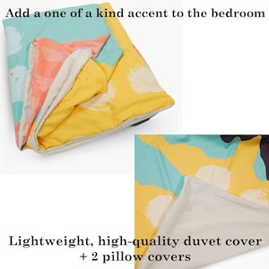 Pu&ograve; includere: Un set di copripiumino con un design astratto colorato. Il set include un copripiumino e due federe. Il copripiumino presenta un motivo di forme gialle, turchesi e corallo. Il testo sull'immagine recita: "Aggiungi un tocco unico alla camera da letto" e "Copripiumino leggero e di alta qualit&agrave; + 2 federe."