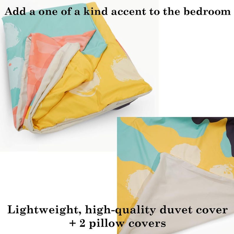 Pu&ograve; includere: Un set di copripiumino con un design astratto colorato. Il set include un copripiumino e due federe. Il copripiumino presenta un motivo di forme gialle, turchesi e corallo. Il testo sull'immagine recita: "Aggiungi un tocco unico alla camera da letto" e "Copripiumino leggero e di alta qualit&agrave; + 2 federe."