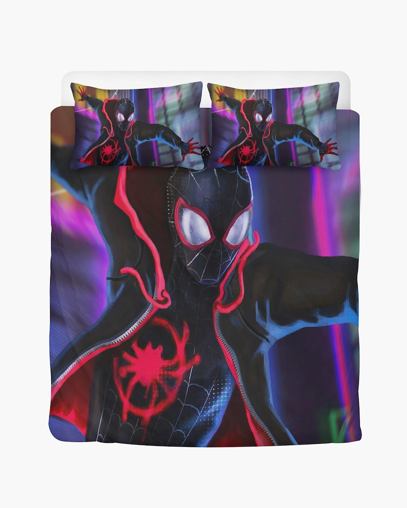 Pu&ograve; includere: Un set di biancheria da letto a tema Spider-Man, nero e rosso. Il set include un copripiumino e due federe, tutti con una grafica di Spider-Man in una posa dinamica su uno sfondo colorato. La grafica di Spider-Man &egrave; in nero con dettagli rossi.