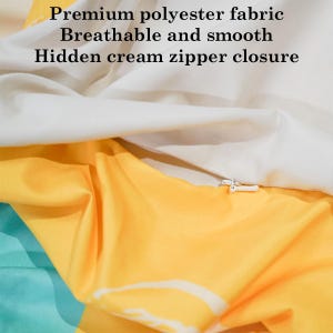 Pu&ograve; includere: Primo piano di un set di biancheria da letto con uno strato superiore color crema e un lato inferiore con motivi giallo e turchese vivaci. Il testo recita: "Tessuto in poliestere di alta qualit&agrave;, Traspirante e liscio, Chiusura con cerniera crema nascosta."