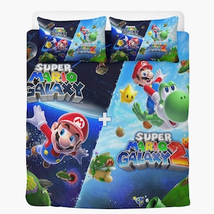 Op de afbeelding: Een Super Mario Galaxy thema beddengoed set met Mario en Yoshi. De set bevat een dekbedovertrek en twee kussenslopen met levendige graphics uit de videogame. Het ontwerp toont Mario in zijn rode pet en blauwe overall.