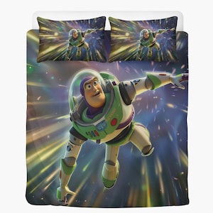 Puede incluir: Juego de cama con Buzz Lightyear de Toy Story. La funda n&oacute;rdica y las dos fundas de almohada muestran a Buzz en una pose din&aacute;mica sobre un fondo colorido con tem&aacute;tica espacial. El dise&ntilde;o incorpora tonos de verde, blanco y morado.