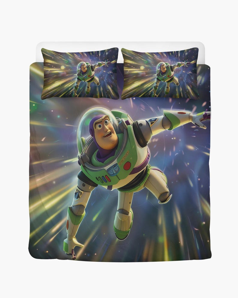 Puede incluir: Juego de cama con Buzz Lightyear de Toy Story. La funda n&oacute;rdica y las dos fundas de almohada muestran a Buzz en una pose din&aacute;mica sobre un fondo colorido con tem&aacute;tica espacial. El dise&ntilde;o incorpora tonos de verde, blanco y morado.