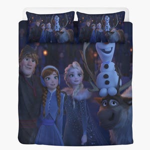 Op de afbeelding: Een beddengoedset met personages uit de animatiefilm "Frozen". De set bevat een dekbedovertrek en twee kussenslopen. Het ontwerp toont Elsa, Anna, Kristoff, Olaf en Sven in een winterse scène met een donkerblauwe achtergrond.
