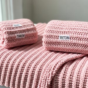 Peut inclure: Ensemble de trois mugs en céramique avec une finition mate et mouchetée. Les tasses sont de couleur crème, gris clair et gris foncé. Chaque mug a un design simple et minimaliste avec une anse arrondie.