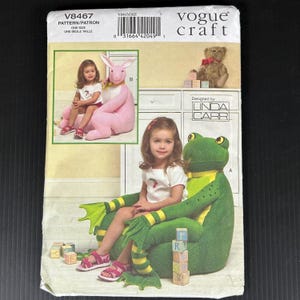 Op de afbeelding: Vogue Craft patroon voor knuffelstoelen voor kinderen. Het patroon bevat instructies voor een roze konijn en een groene kikkerstoel. De omslag toont een foto van een kind dat op elke stoel zit. Het patroon is one size.