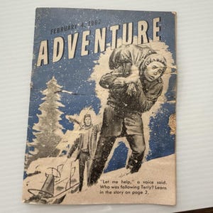 Può includere: Copertina della rivista "Adventure" del 4 febbraio 1962, con una scena invernale e due figure. Il titolo della rivista è in grandi lettere in grassetto. L'illustrazione mostra una persona che ne trasporta un'altra in un paesaggio innevato. Il testo include una citazione e un invito a leggere la storia.