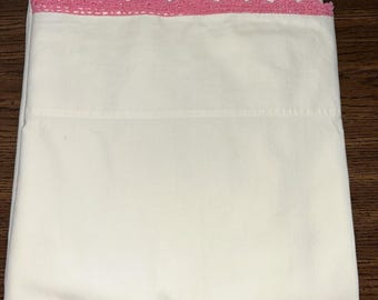 Sábana plana vintage de algodón percal Bates con ribete de ganchillo rosa, estilo cottagecore.