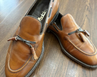 Mocassini vintage FootJoy in pelle marrone con nappine da uomo, taglia 9.5 C, modello stretto, stile preppy accademico.