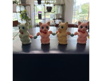 Guirnalda de juguetes de plástico vintage de Hong Kong con forma de gatito, gato, para cuna o cochecito, sonajeros en tonos pastel.