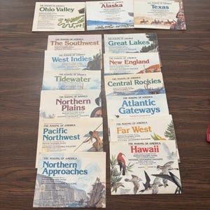 Puede incluir: Una colección de catorce suplementos de mapas de National Geographic The Making of America. Cada mapa rectangular de papel presenta títulos regionales como Ohio Valley, Alaska, Texas, Southwest, Great Lakes, New England, Tidewater, Central Rockies, Northern Plains, Atlantic Gateways, Pacific Northwest, Far West, Hawaii y Northern Approaches con ilustraciones.