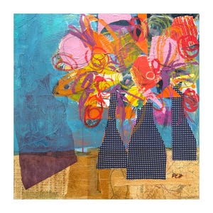 Puede incluir: Una obra de arte de técnica mixta que presenta tres formas de botellas con un patrón de cuadros azul oscuro y blanco. Sobre las botellas hay capas abstractas de pintura naranja, rosa, amarilla y roja, con un fondo azul texturizado y collages.