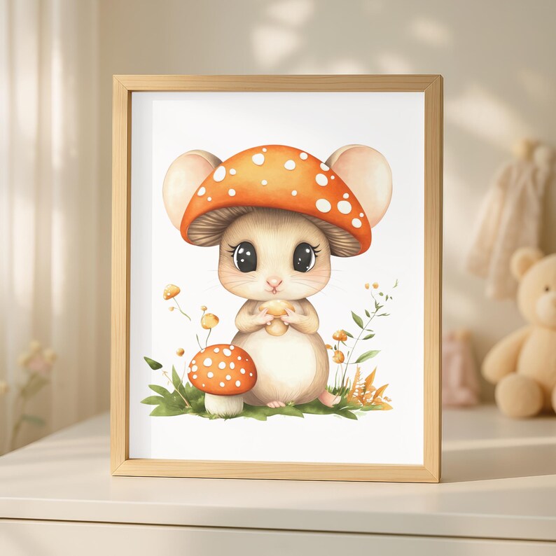 Op de afbeelding: Een ingelijste aquarelprint met een schattige muis met een oranje paddenstoelkap met witte stippen. De muis houdt een kleine paddenstoel vast, omringd door gras en bloemen. Het kunstwerk heeft een grillig, sprookjesachtig thema.
