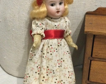 Petite poupée ancienne vintage de 6 1/2 po. en biscuit, allemande, cheveux blonds, yeux en verre bruns