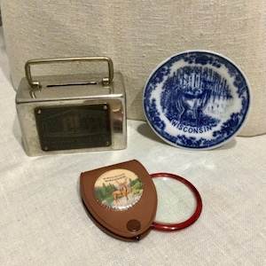 Vintage 1940er Jahre Metallbank, Teller und Lupe ~ Wisconsin Souvenirs LOT