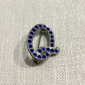 Broche vintage con inicial de metal plateado con diamantes de imitación azules ~ Letra "Q" ~ Bisutería de los años 30 y 40