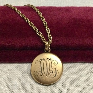 Antyczny wiktoriański wisiorek-medalik ze zdjęciem, wypełniony złotem, z około 1900 roku ~ z monogramem „MMG”