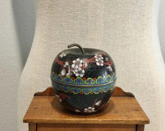 Caja de baratijas vintage china de esmalte cloisonné con forma de manzana y decoración floral.