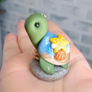 Miniature Sea Turtle Figurine – Polymer Clay Ocean Sculpture with Coral – Tiny Turtle Collectible – Handmade Coastal Decor – Sea Life Gift