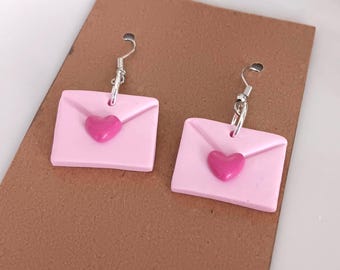 Pendientes de corazón con forma de sobre – Joyas de arcilla polimérica para San Valentín – Letras de amor rosas colgantes