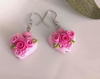 Pendientes de corazón floral de arcilla polimérica – Pendientes colgantes de corazón de rosa rosa – Joyería romántica hecha a mano