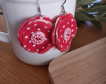 Pendientes de flores de tela con lunares rojos – Pendientes florales para San Valentín – Joyas florales colgantes hechas a mano