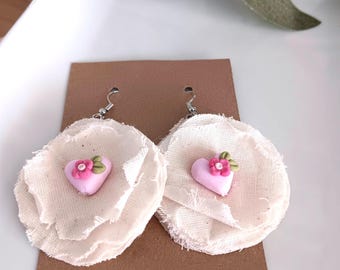 Pendientes de corazón con flores de tela: suaves pendientes colgantes florales con corazón de arcilla polimérica