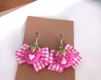 Pendientes de arcilla polimérica con lazo de fresa – Colgantes de cuadros vichy rosas para San Valentín – Joyería hecha a mano