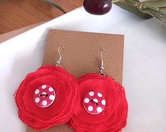 Pendientes de flores de tela roja – San Valentín – Pendientes colgantes florales hechos a mano – Joyería romántica estilo cottagecore