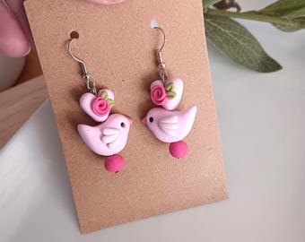 Pendientes de pájaro rosa: pendientes de pájaro de arcilla polimérica hechos a mano, pendientes colgantes de corazón de San Valentín.