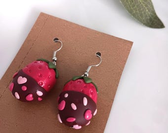 Pendientes de fresas cubiertas de chocolate – Pendientes colgantes de fresas de arcilla polimérica – Joyería de postres hecha a mano