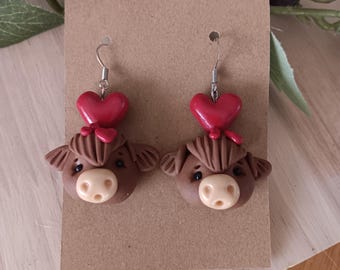 Pendientes de vaca de San Valentín con corazón rojo – Pendientes colgantes de arcilla polimérica con diseño de vaca de las Tierras Altas