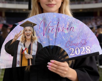 2026 Gepersonaliseerde afstuderen Clack-fans, convocatie opvouwbare ventilator met foto, schoolgraduatieceremonie line dance-cadeau, afstudeerfeest grote fans