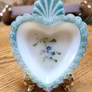 Vintage Hand-Painted Milk Glass Heart Trinket Dish | Scalloped Shell Handle & Starburst Base | Mid-Century Vanity Ring Dish | 4.5" x 4"
