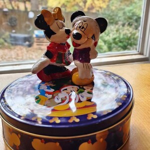 Vintage Disney Mickey and Minnie Mouse Figurine on Decorative Tin zdjęcie 2