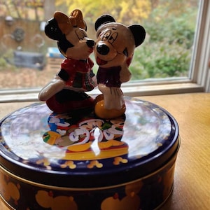 Vintage Disney Mickey and Minnie Mouse Figurine on Decorative Tin zdjęcie 1