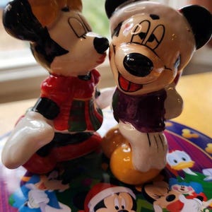 Vintage Disney Mickey and Minnie Mouse Figurine on Decorative Tin zdjęcie 3