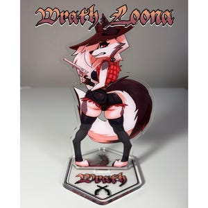Puede incluir: Figura de pie de acr&iacute;lico transparente con un personaje de lobo de dibujos animados con un atuendo de vaquera, sosteniendo una pistola. La figura tiene un sombrero negro, un chaleco a cuadros rojo y pantalones cortos negros. La base tiene la palabra "Wrath" y pistolas cruzadas.