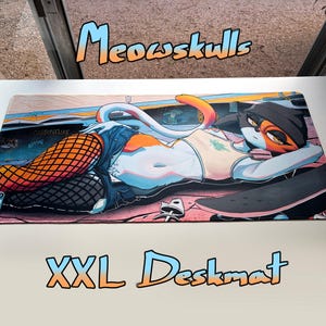 Puede incluir: Alfombrilla de escritorio XXL con un personaje de gato de dibujos animados en una pose relajada, con gorro y medias de rejilla. El diseño incluye una patineta, una lata de aerosol y el texto "Meowskulls".
