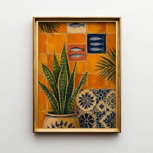 Könnte beinhalten: Ein gerahmter Kunstdruck mit einer Bogenhanf-Pflanze in einem gemusterten Topf vor einem Hintergrund aus orangefarbenen und blauen Fliesen. Die Fliesen zeigen Fischillustrationen und florale Motive. Das Bild ist in einem dünnen goldfarbenen Rahmen.