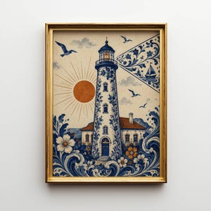 Könnte beinhalten: Ein gerahmter Kunstdruck mit einem Leuchtturm, der mit blauen Blumenmustern verziert ist. Das Bild zeigt eine große orangefarbene Sonne, fliegende Möwen, ein kleines Segelboot und wirbelnde blaue Wellen am Fuß, alles vor einem cremefarbenen Hintergrund.
