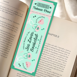 Puede incluir: Un marcapáginas rectangular diseñado como un billete con fondo verde menta y detalles en rosa. Incluye el texto Admit One, Official Member of the Tea Lover Bookclub y Come On and spill the tea, junto con ilustraciones de teteras y tazas.